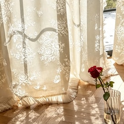 Hugmoomcurtain