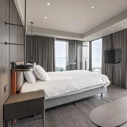 Lakeshore Hotel