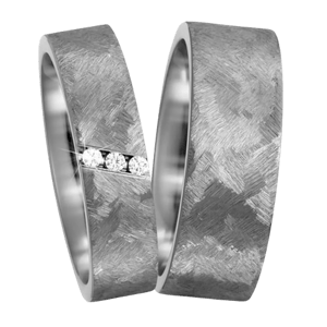 MYTRAURING Handstrukturierte Eheringe aus Titan mit 3 Diamanten in zwei Breiten