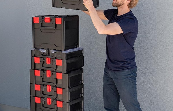 Ab In Die Box Banner
