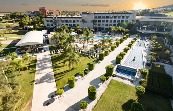 La Finca Resort Banner