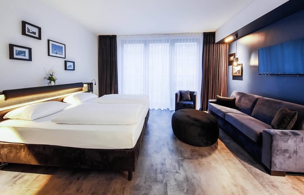 little BIG hotels Banner