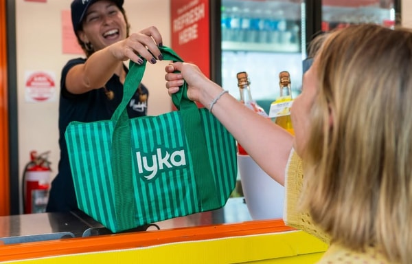 Lyka Pet Food Banner