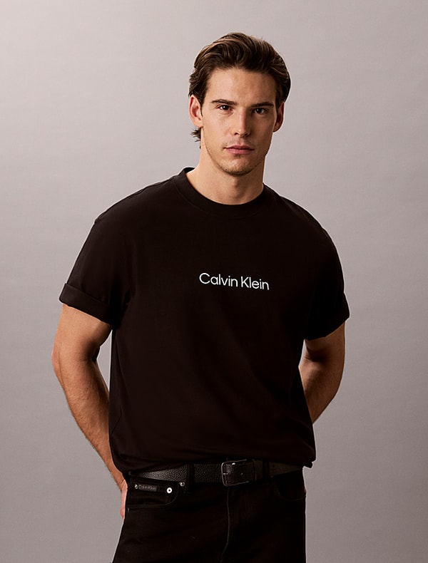 Calvin Klein Standard Logo Relaxed Tee Recension