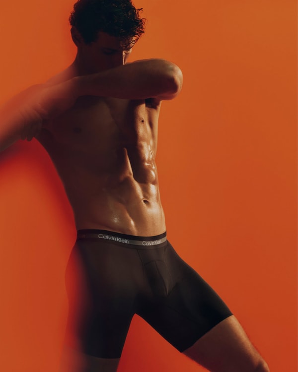 Calvin Klein n&eacute;vjegye