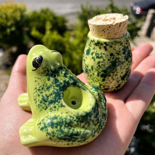 Cosmos Art Ceramics Frog Pipe Review