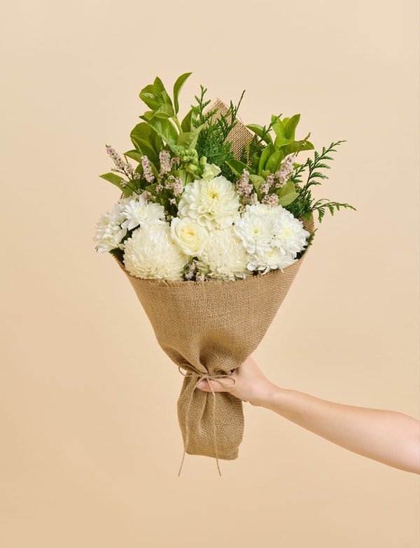 Daily Blooms Medium White Bouquet Review