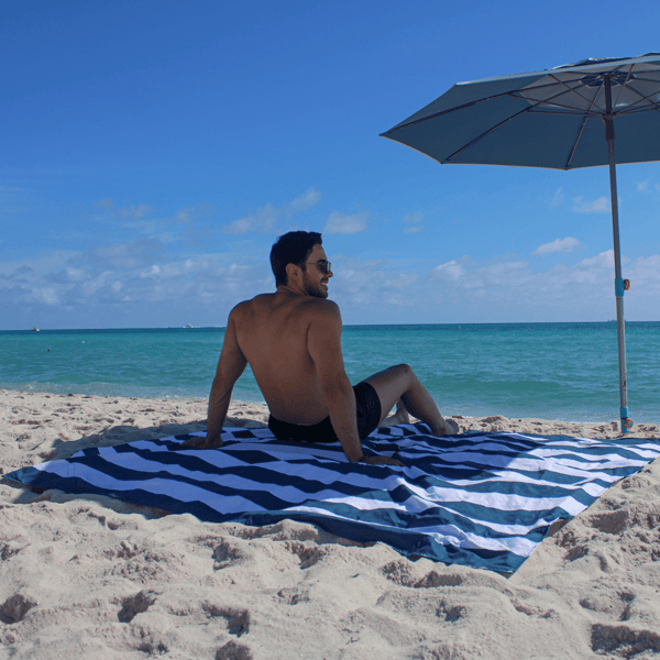 Handy Beach Goods Oversized Waterproof & Sand-Repellent Beach Blanket with Umbrella Port Review