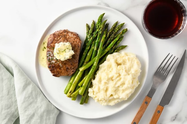 Home Chef Filet Mignon with Tarragon-Garlic Butter Review