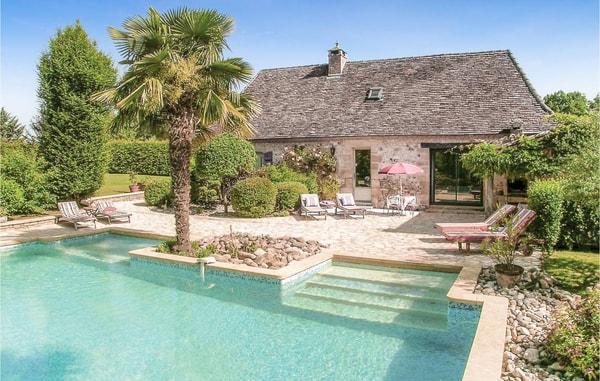 HomeToGo Spacieuse maison avec piscine priv&eacute;e, terrasse et barbecue Avis
