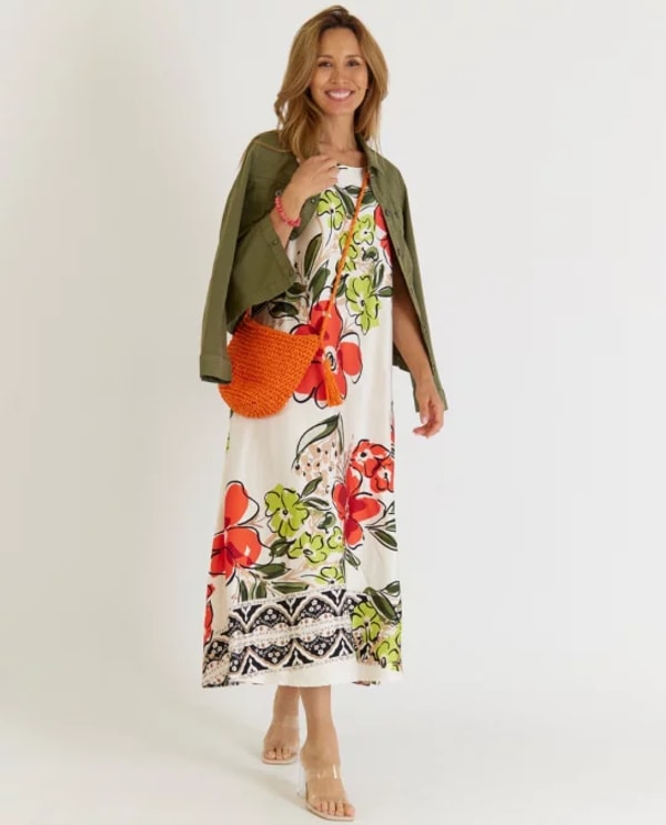 Outfit - Langes Satinkleid & Blazer in Khaki & Kleine Basttasche in Orange Bewertung