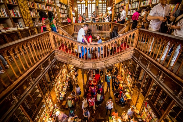 Living Tours Entrada a la Librer&iacute;a Lello con un Libro en Oporto Rese&ntilde;a
