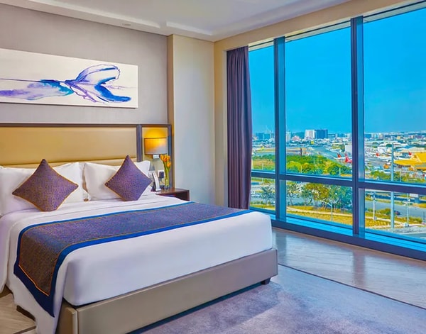 Megaworld Hotels & Resorts Savoy Hotel Manila Review