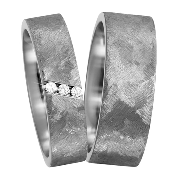 MYTRAURING Handstrukturierte Eheringe aus Titan mit 3 Diamanten in zwei Breiten Bewertung