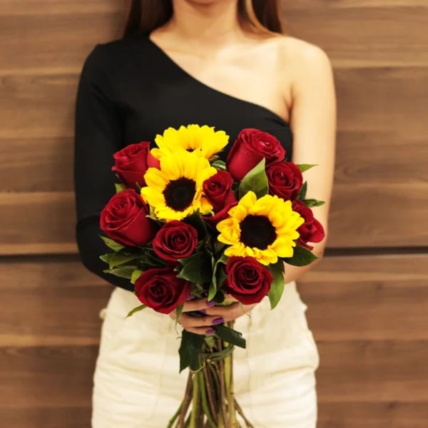 Nova Flor Buqu&ecirc; de Girassol e Rosas Vermelhas Avalia&ccedil;&atilde;o
