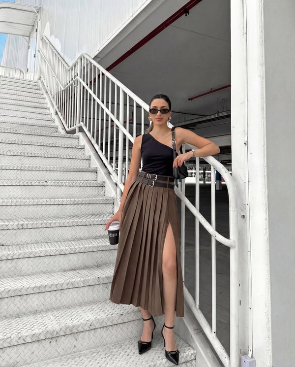 Oyela Brown Pleated Split Skirt समीक्षा