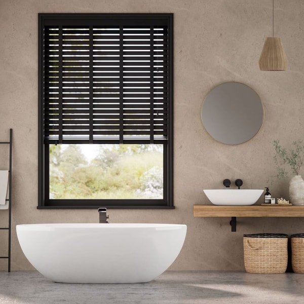 Raamdecoratie van Tuiss Dark Storm & Noir - 50mm Lamellen Houten Jaloezie Beoordeling