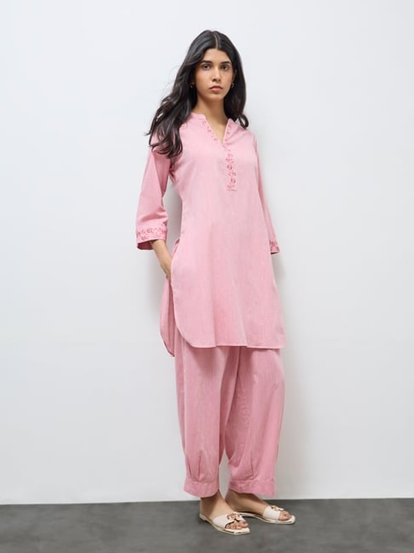 Tata CliQ Utsa by Westside Light Pink Floral Embroidered Cotton A-Line Kurta समीक्षा