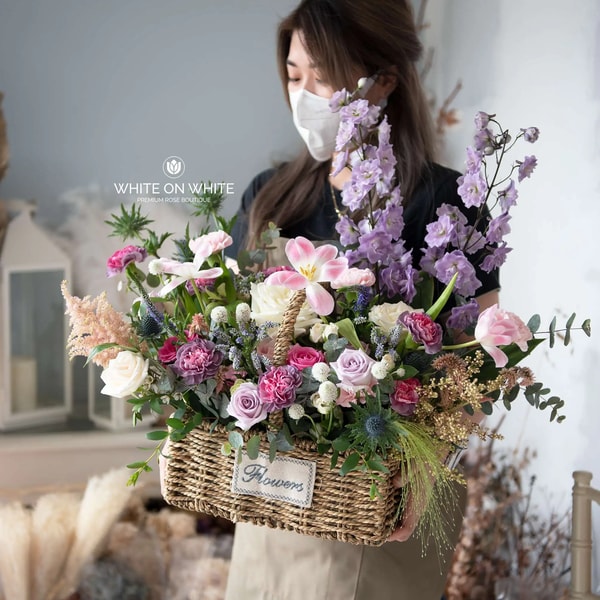 Tentang White On White Florist