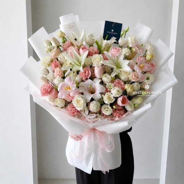 White On White Florist Crazy Love Bouquet Ulasan
