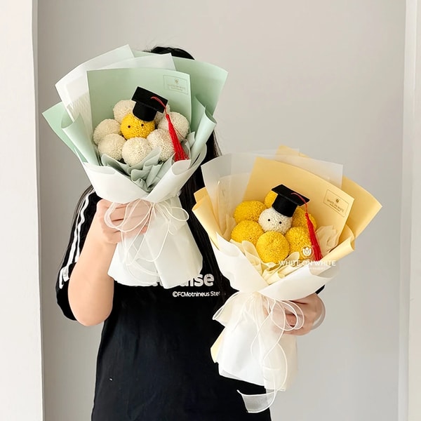 White On White Florist Congratulations Graduands Bouquet Ulasan