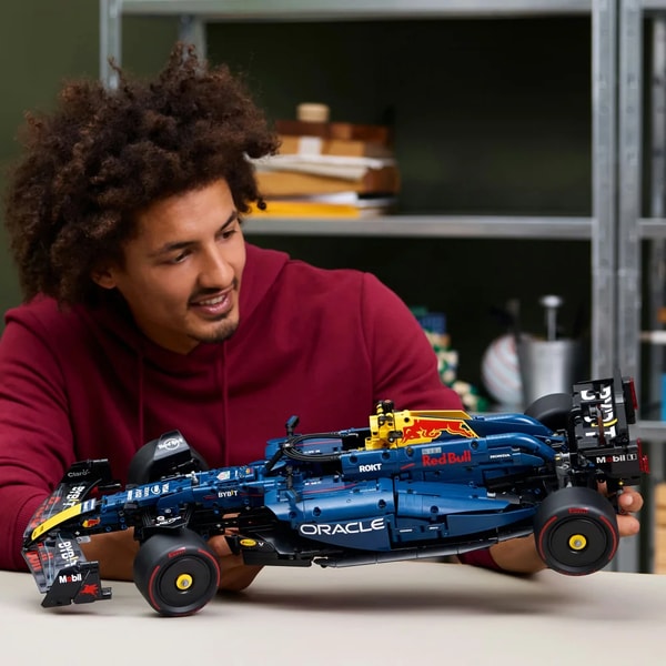 LEGO Technic Oracle Red Bull Racing Review